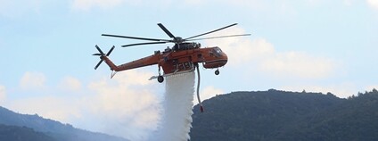 Hašení požáru helikoptérou v Řecku Foto: EU Civil Protection and Humanitarian Aid Flickr